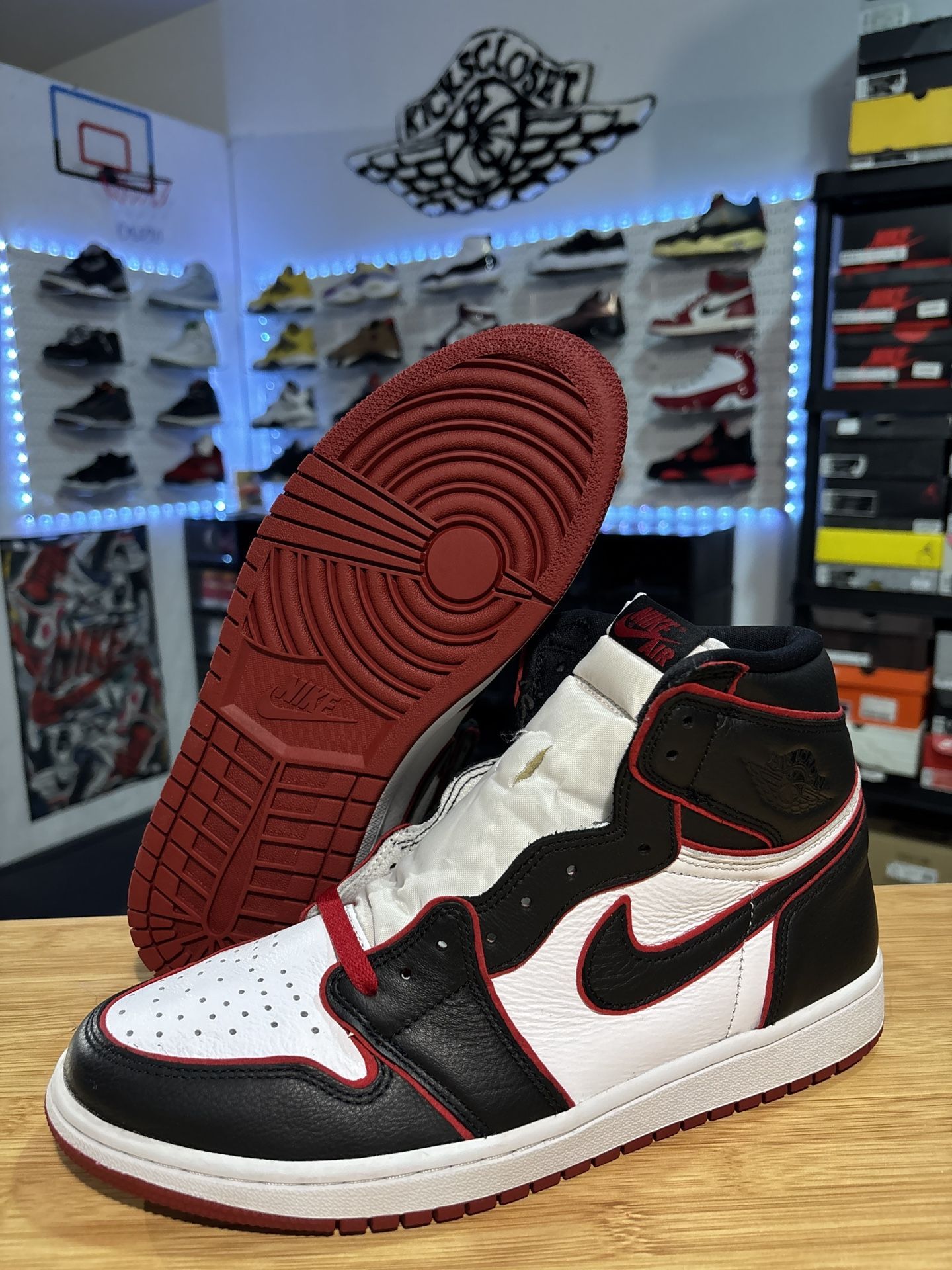 AIR JORDAN 1 RETRO “BLOODLINE” SIZE 11