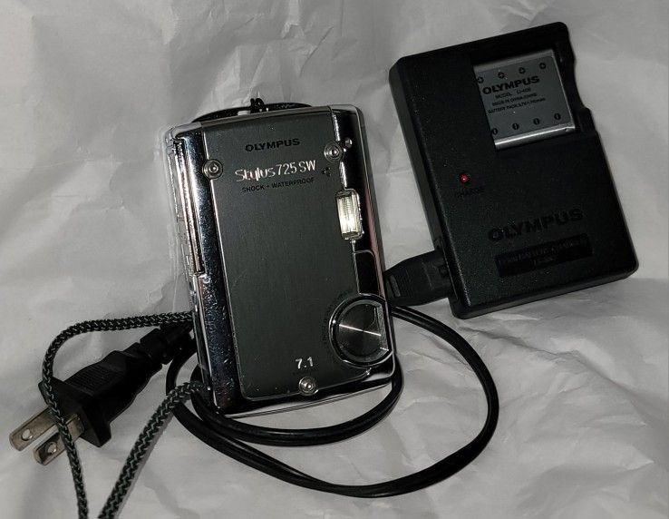 Olympus Stylus 725 SW Salt Water Submersible Digital Camera