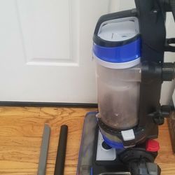 NEW cond  BISSEL VACUUM WITH AMAZING POWER SUCTION. , ATTACHMENTS.  , WORKS EXCELLENT. , IN THE BOX 
