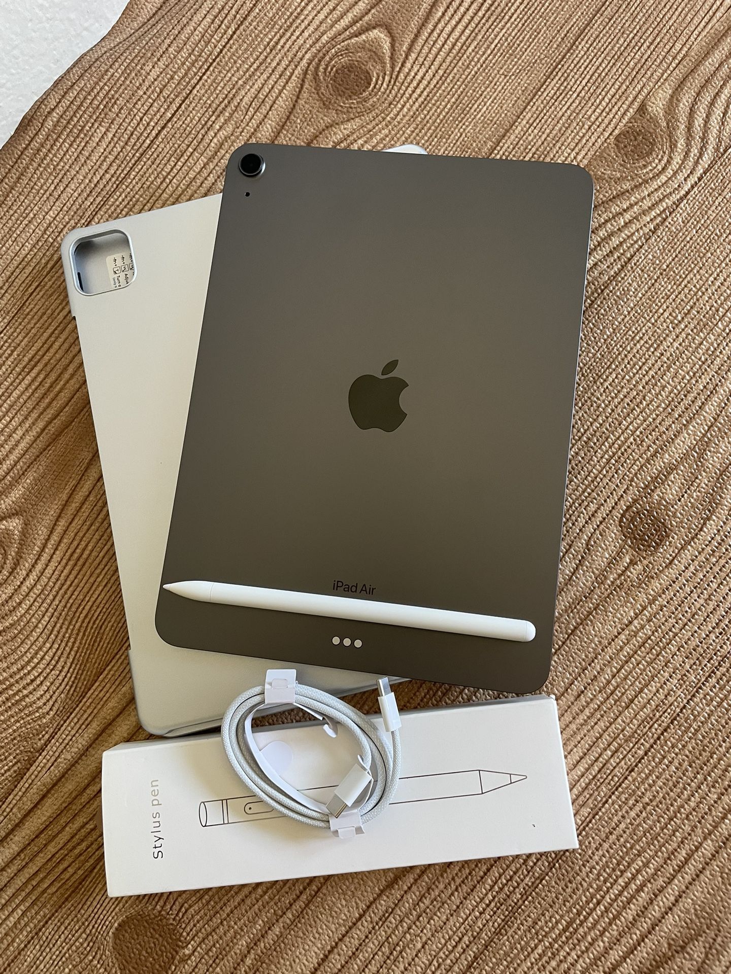 Apple iPad Air 5th Generation (M1 chip / 2022) 64GB with keyboard, pencil & Accessories