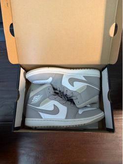 Air Jordan 1 mid, Men’s size 9