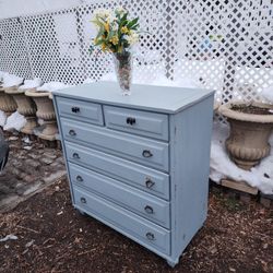 Vintage  Solod Oak 6 Drawers dresser...44in X 20 Deep X 40 Wide  In Mint Condition For Only $2