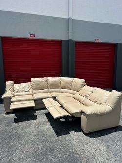 NATUZZI EDITIONS SECTIONAL COUCH RECLINER / LEATHER BEIGE/ IN GREAT CONDITION/ DELIVERY NEGOTIABLE