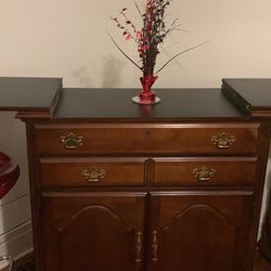 Beautiful Buffet/Bar In Excellent Condition ( Sold As 1 Or 3pc)