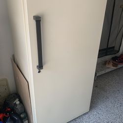 Garage Ready Upright Freeze