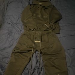 Essential Sweatsuit 