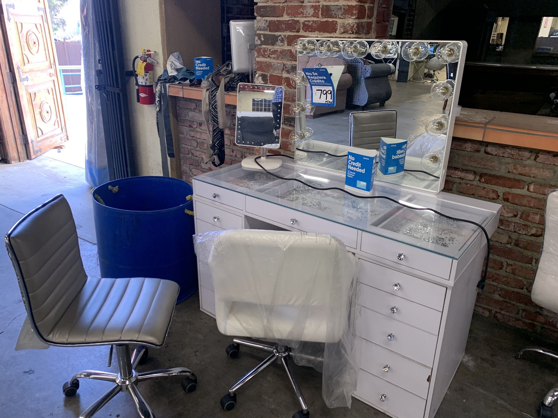 Impressions Vanity Desk With Mirror ( store Closing sale)