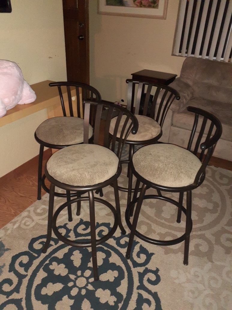 4 Bar Stools in very good condition.34"H×16"D