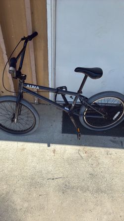Selling this BMX bike specifically a freestyle/street BMX. The frame branding says “AURA” and the bars/fork have DK logos, so it looks like either