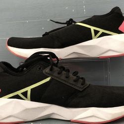 Puma Women's Black Pink Lace Up Sneakers  Size 10