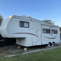 2001 Coachman Royal Deluxe 28’ 5th Wheel