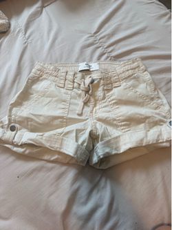 Hollister lowrise cream color shorts Size 24/00