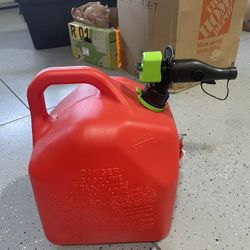 GAS Tank - 5 Gallons . barely Used