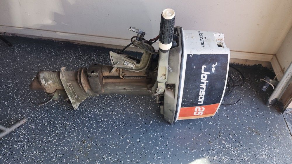 25 HP Johnson Outboard Motor 