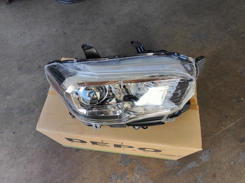 2016 2017 Toyota Tacoma Right Headlight Without LED DRL