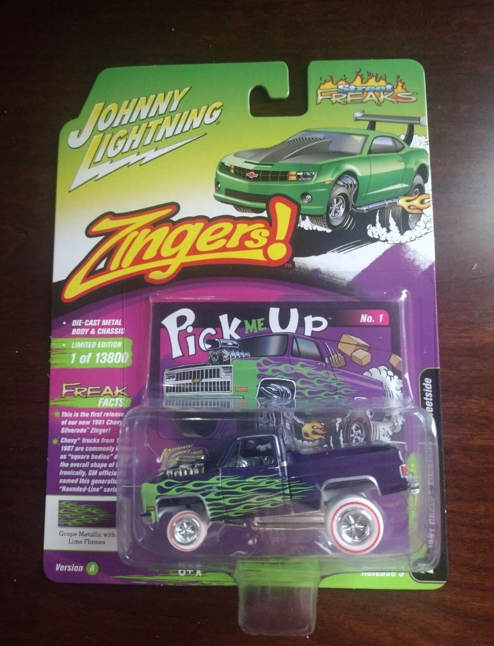 Johnny Lightning 1/64 Chevy Silverado 10 Fleetside Zingers White Lightning Chase