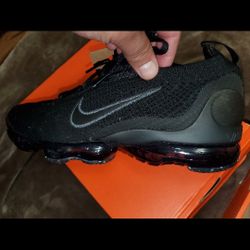 Vapor Max  Black And Gray Both Pairs 