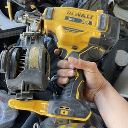 DeWalt 20V XR Roofing Nailer)