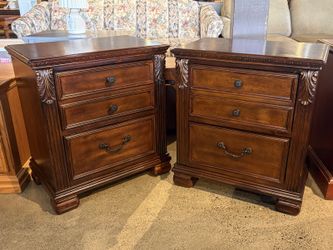 ASHLEY Leahlyn 2-Drawer Nightstand Set (Set of 2)