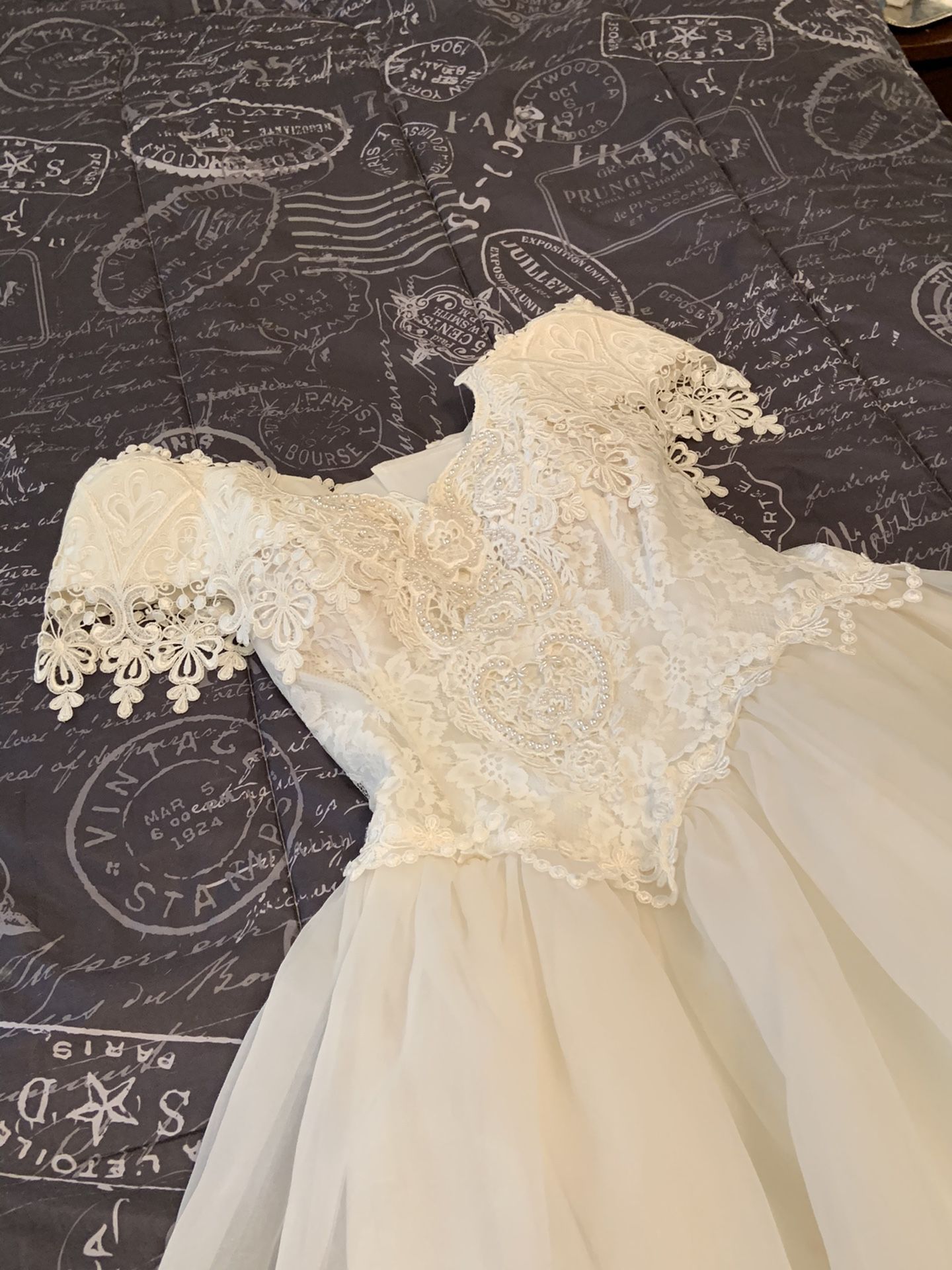Jessica McClintock stunning lace, pearl beaded wedding dress.