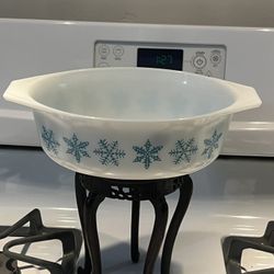 Vintage Pyrex snowflake casserole