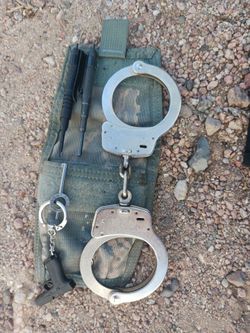 Handcuffs and 3 keys Smith and weson