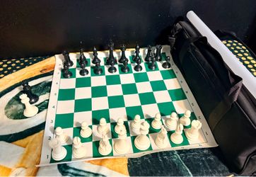 Portable Tournament Chess Set W/Roll-UpBoard and Carry Bag.