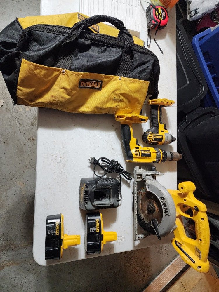 Dewalt power tool set w/ bag