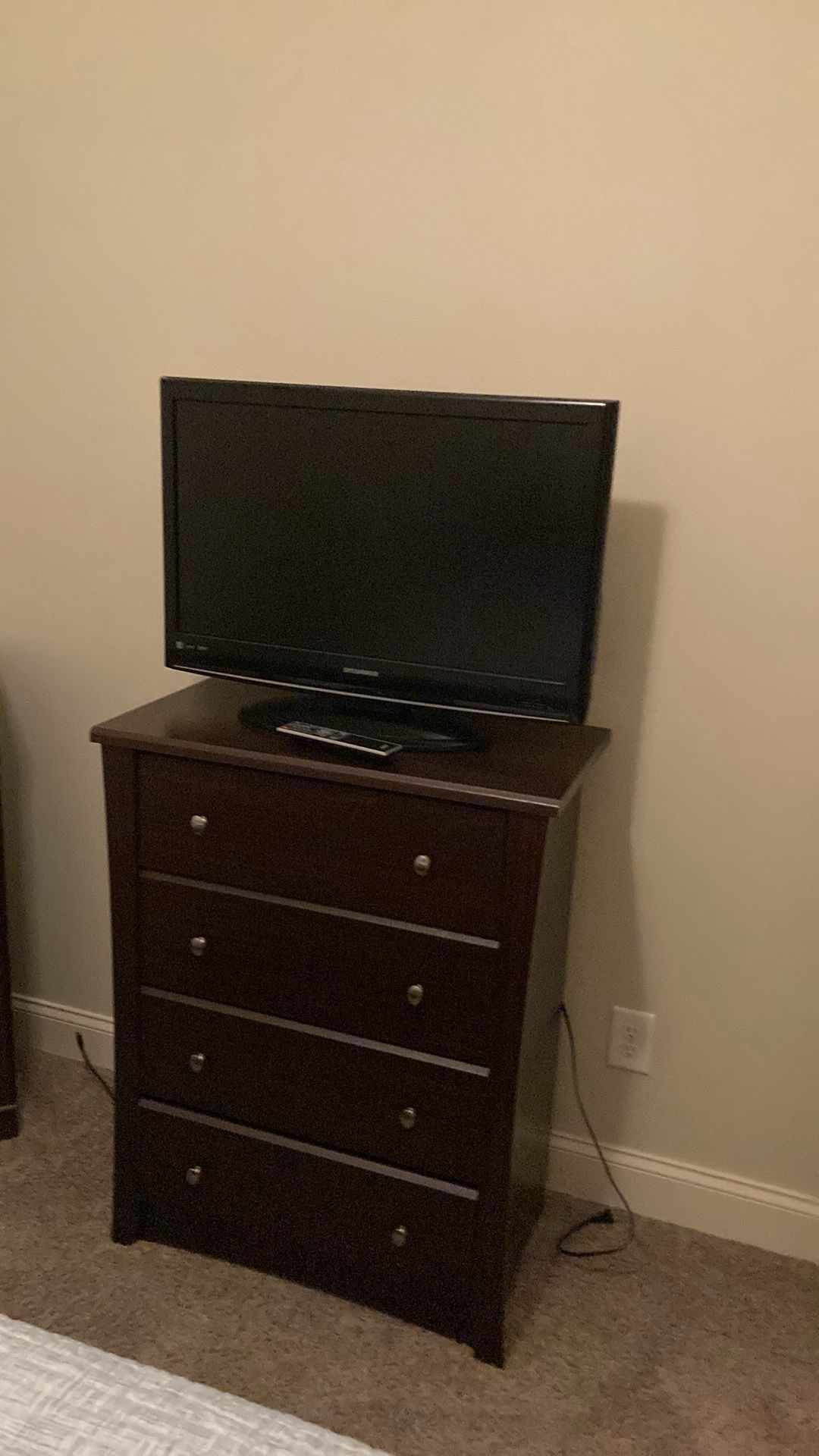 32” TV With 4 Drawer Dresser