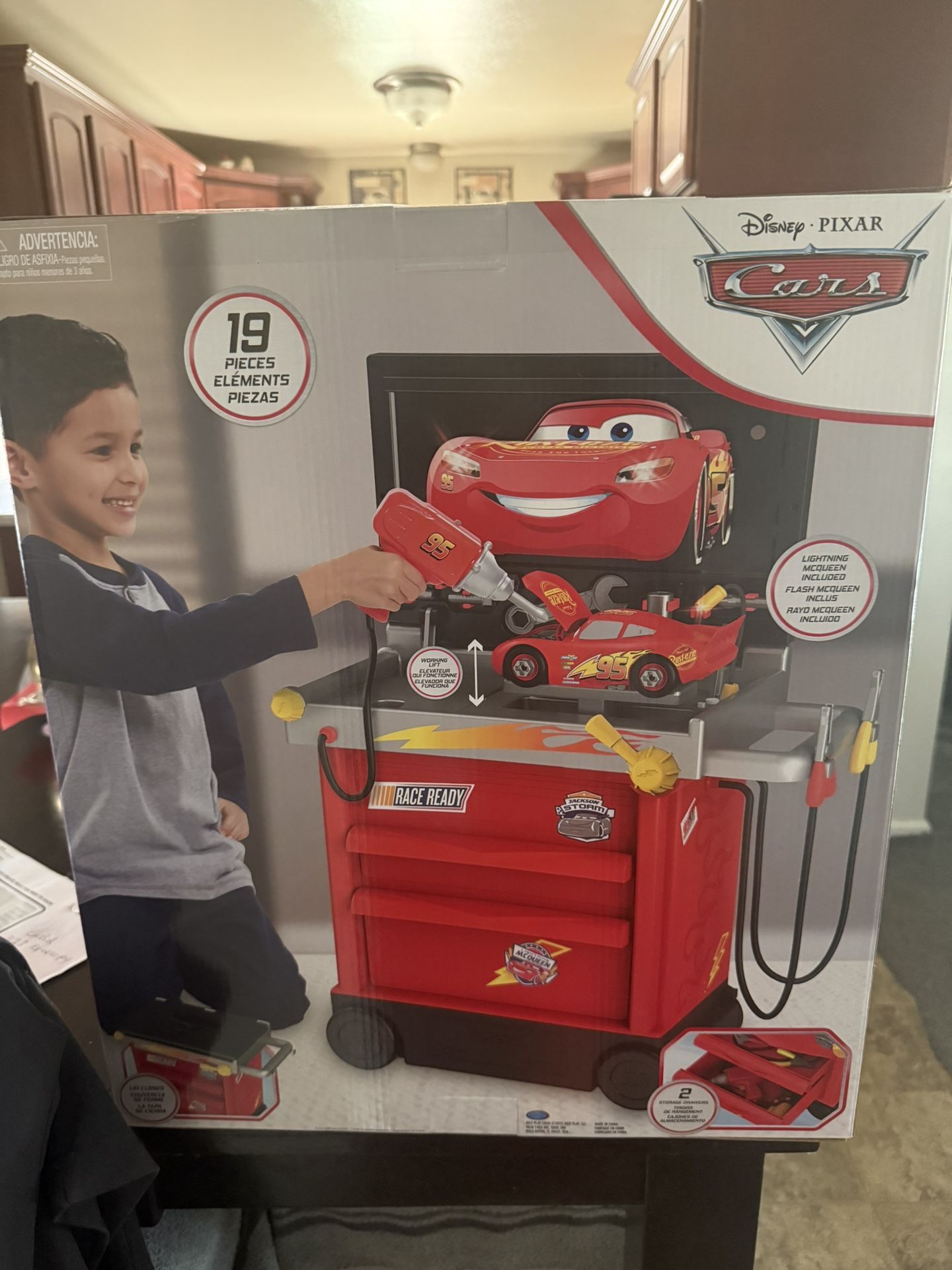 Cars F25 Service Station Toy