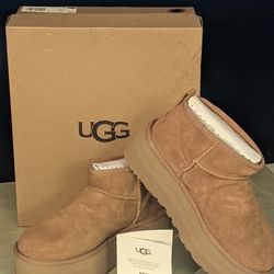 BRAND NEW SIZE 7 UGG PLATFORM HALF BOOT