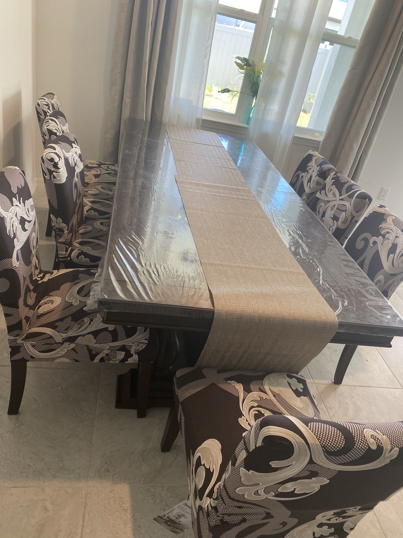 Beautiful Dining Table + 8 Chairs With Extension