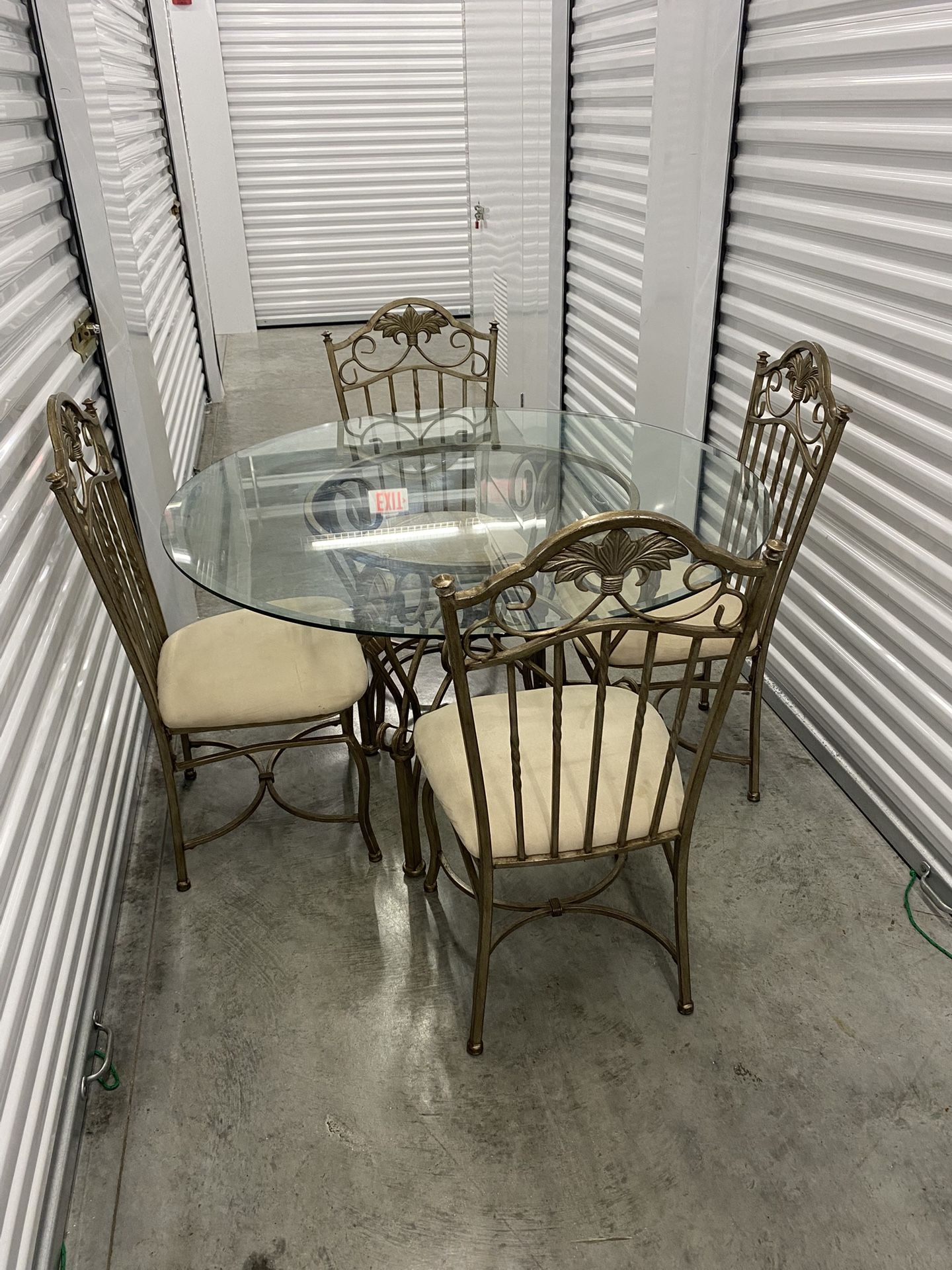 Beautiful Vintage Style Dining Room Table, Chairs, Coffee table, Side Table