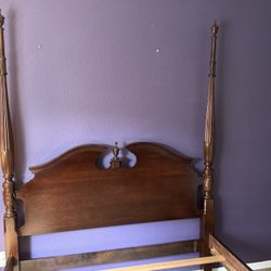 Queen Bedroom set 3 Pieces In Excellent Condition 