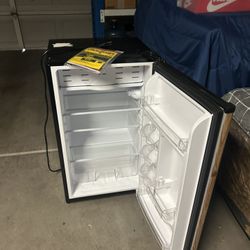 3.3 Cubit Ft Mini Fridge 