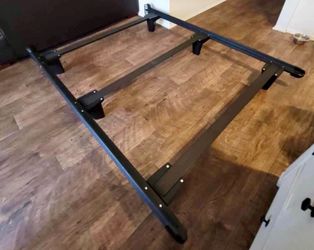 FULL SIZE METAL BED FRAME KNICKERBOCKER  (LIKE NEW) (VERY STURDY)