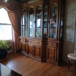 China Cabinet Two Glass Shelves Lights In The Ceiling