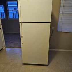 Nice White GE Kitchen Refrigerator