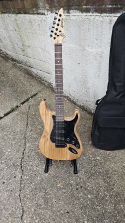 Electric Guitar With Bag And Accessories 
