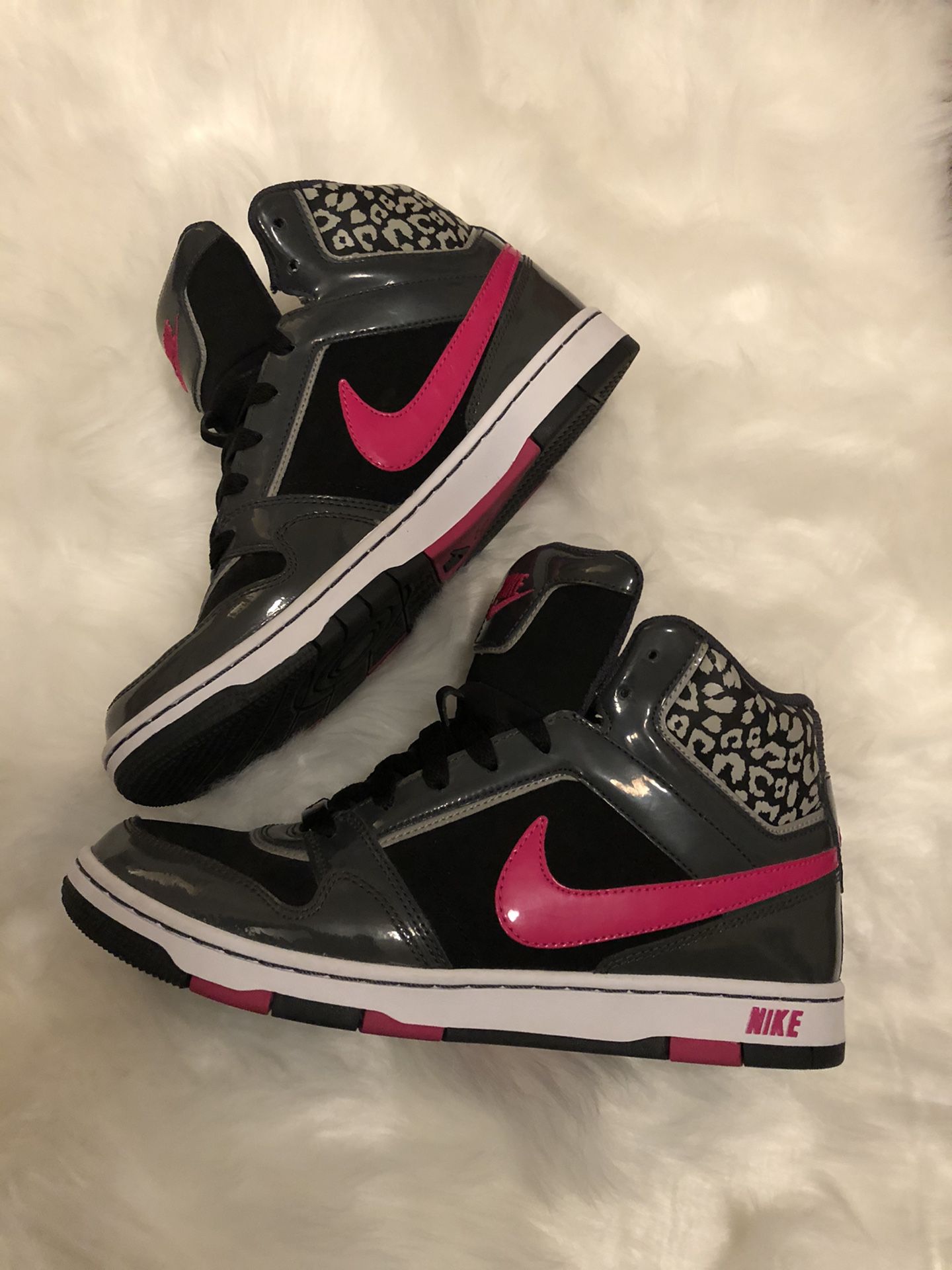 Woman’s vintage high top Nike’s size 9