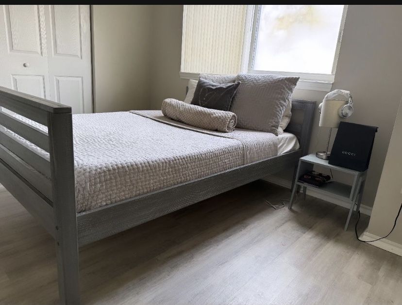 Like New! Stunning Bed With Mattress Included!