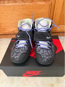 Tennis shoes