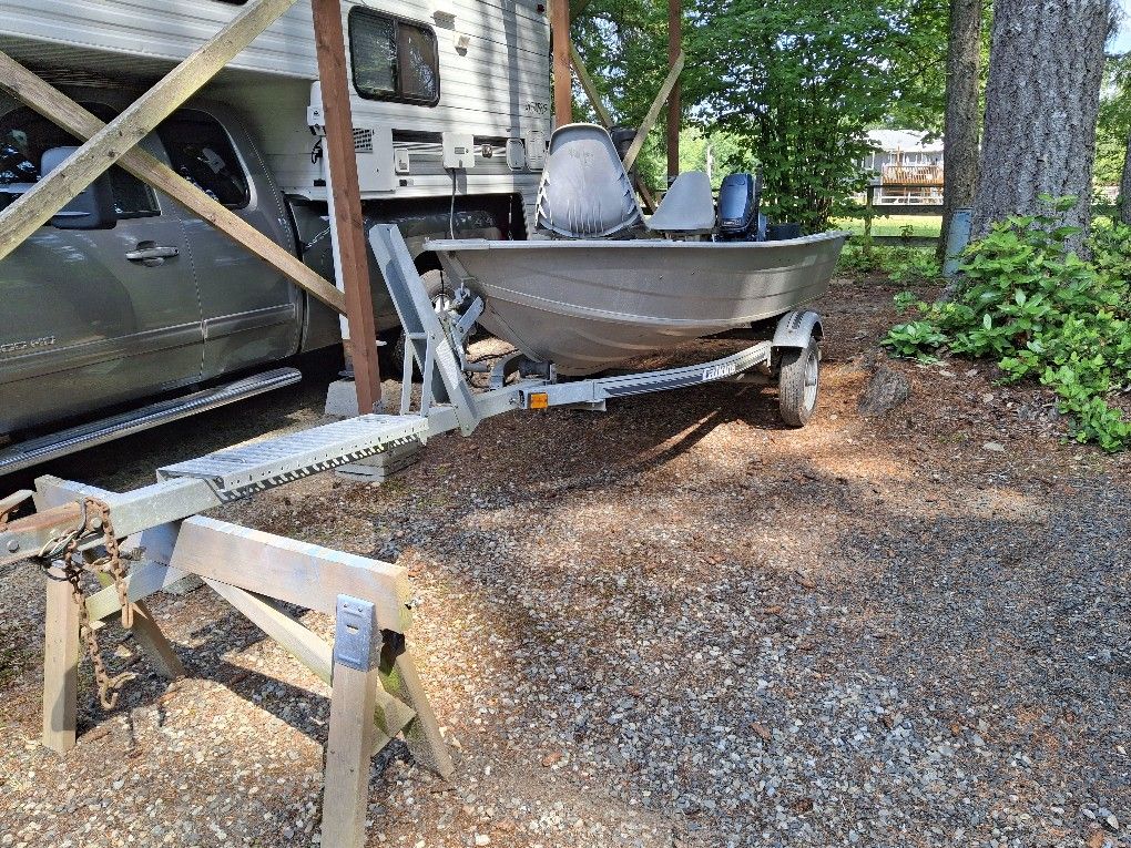 12' Duroboat W/ Caulkins Trailer AND 15 Horse Evinrude