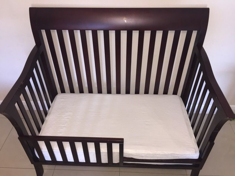 Bonavita Metro Lifestyle 4 in 1 Convertible Crib (Includes Mattress)