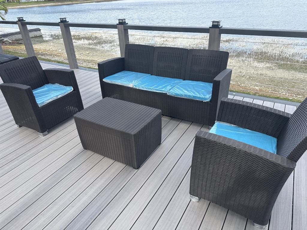 Set de patio - Loveseat con dos butacas y mesa - NEW