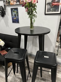 Round Table With Stools 