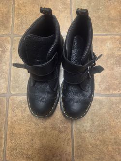 Dr. Martens Devon Flower buckle platform boots Milled Nappa leather size 9 W