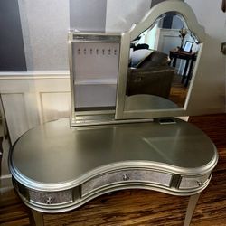 Vanity With Jewelry Compartment 