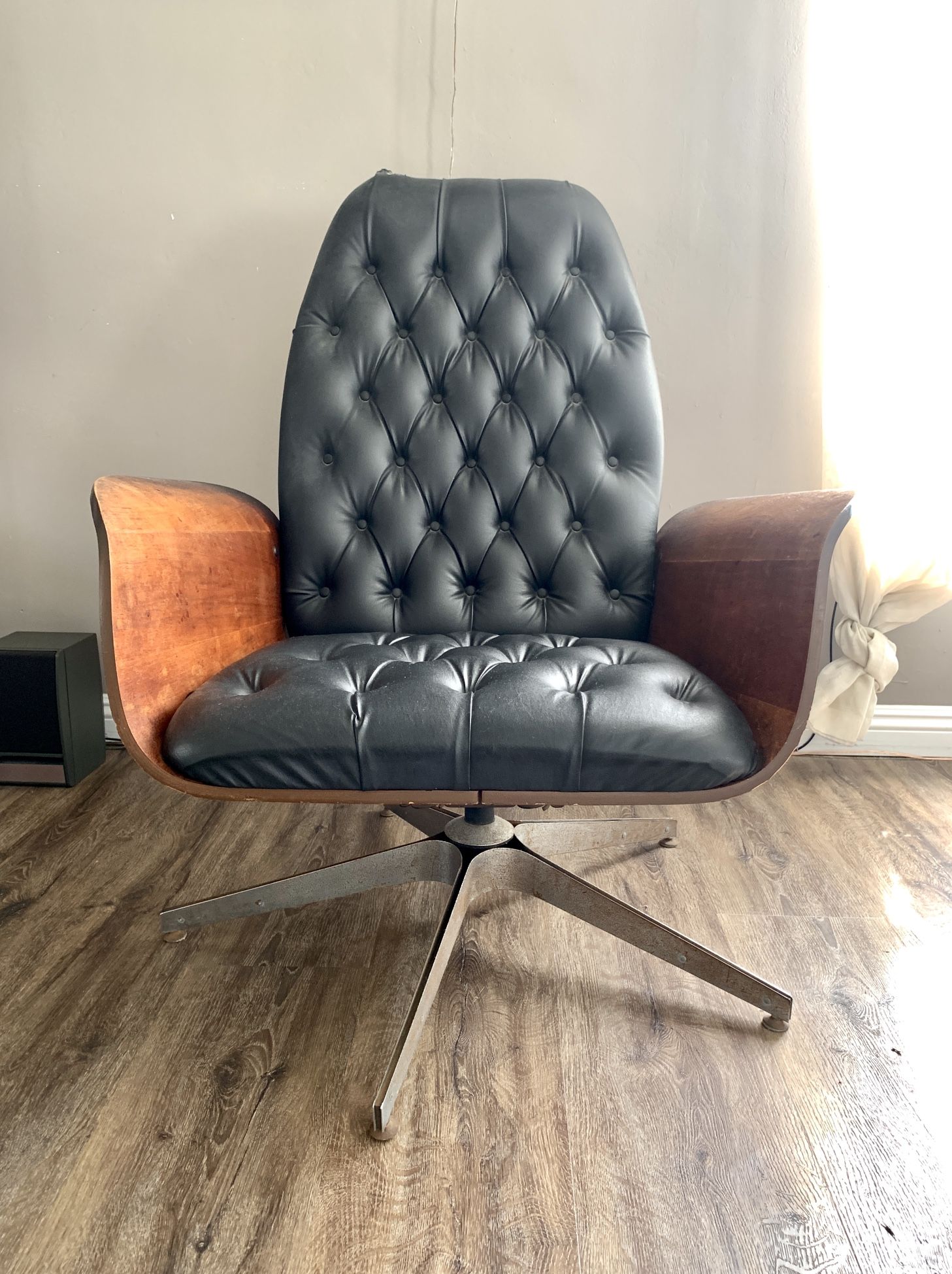 Vintage Lounge Chair & Ottoman – Mid Century Modern