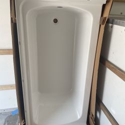 STERLING 60 in. x 30 in. Soaking Bathtub with Right Drain in White